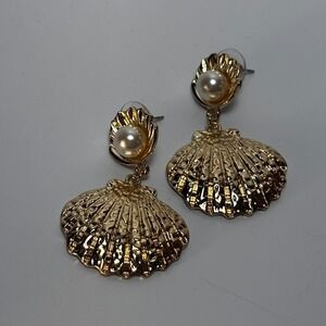 Earrings Gold Tone Vintage Chunky Sea Shells